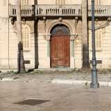 Completa la composizione della palazzina un ulteriore corpo di fabbrica verticale sulla sinistra, con un ingresso secondario